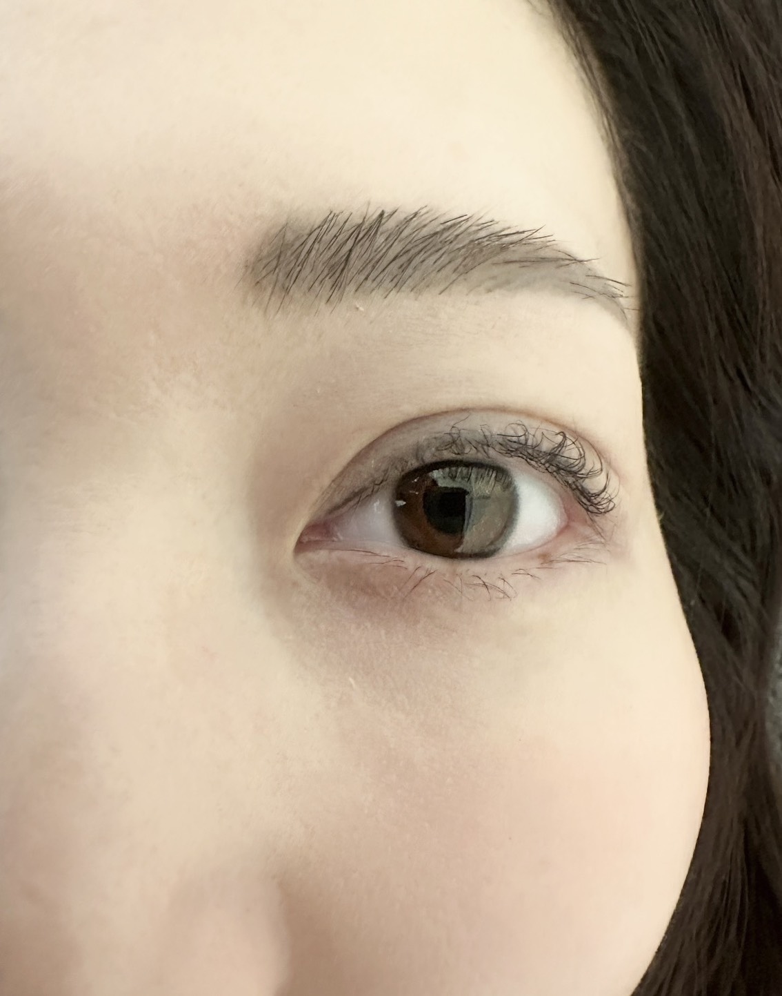 堺市のeye me lash(アイミーラッシュ)による他店で失敗してチリついたまつげパーマのお直し施術例(ビフォー)。折れた毛先を修正し、瞳に光が入る自然な上向きカールへ修正する前の症例写真。